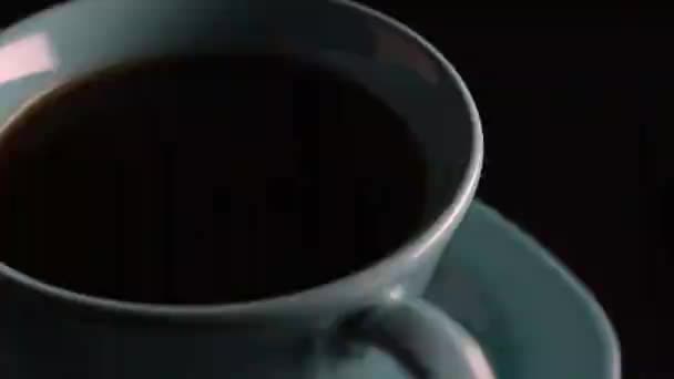 versando caffè fresco in tazza - Filmati, video