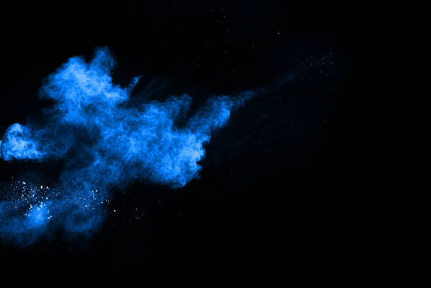 黒の背景に青い粉爆発。雲の色。カラフルな塵が爆発する。ペイント・ホリ. - 写真・画像