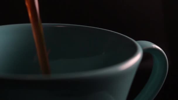 nalewanie świeżej kawy do filiżanki - Materiał filmowy, wideo