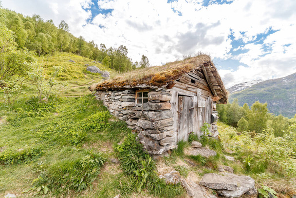 GEIRANGER, Νορβηγία - 2016 12 ΙΟΥΝΙΟΥ. Παλιό ξύλινο εξοχικό σπίτι στο βουνό Geiranger φιόρδ. - Φωτογραφία, εικόνα