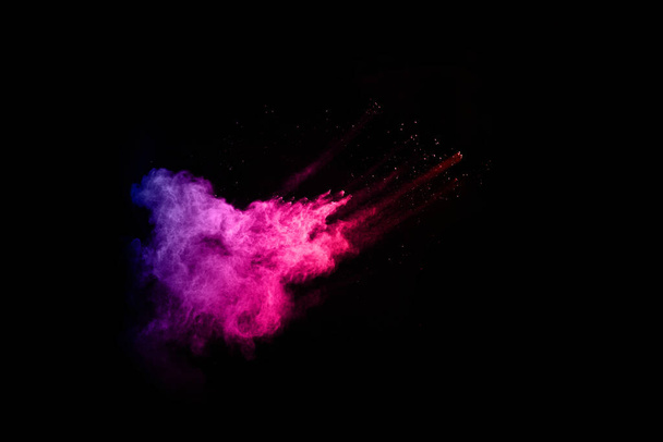 αφηρημένη χρωματιστή έκρηξη σκόνης σε μαύρο φόντο.αφηρημένη σκόνη πιτσιλισμένο φόντο, Παγώστε την κίνηση της σκόνης χρώματος έκρηξη / ρίψη σκόνη χρώματος, πολύχρωμη υφή glitter. - Φωτογραφία, εικόνα