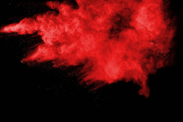 abstrakti punainen jauhe räjähdys mustalla pohjalla. Abstrakti punainen jauhe roiskunut mustalla pohjalla. Punaisen jauheen jäätymisliike räjähtää. - Valokuva, kuva