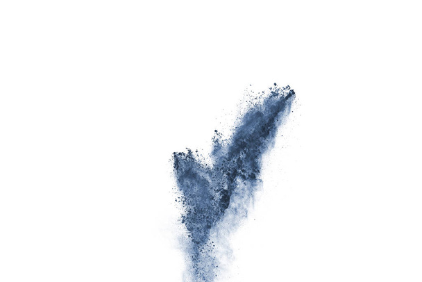 explosion de poudre de couleur bleue sur fond blanc. Nuage coloré. La poussière colorée explose. Peinture Holi. - Photo, image