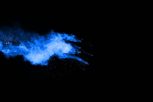 Blaues Pulver explodiert auf schwarzem Hintergrund. Farbige Wolke. Bunter Staub explodiert. Holi bemalen. - Foto, Bild