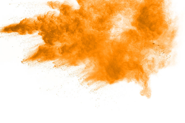 Patlayan turuncu barutun dondurucu hareketi siyah arka planda izole edilmiş. Kırmızı toz bulutunun soyut tasarımı. - Fotoğraf, Görsel