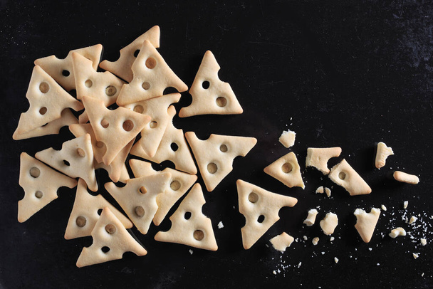 Trockene Cracker-Kekse auf altem Blech aus schwarzem Metall, Draufsicht - Foto, Bild