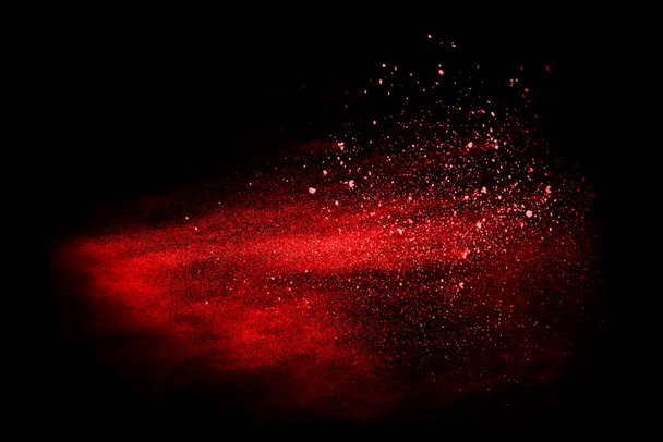 polvo rojo abstracto explosión sobre fondo negro.polvo rojo abstracto salpicado sobre fondo negro. Congelar el movimiento del polvo rojo explotando. - Foto, Imagen