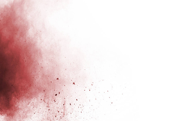 Mouvement de gel de poudre rouge explosant, isolé sur fond blanc. Conception abstraite du nuage de poussière rouge. Économiseur d'écran d'explosion de particules, papier peint - Photo, image