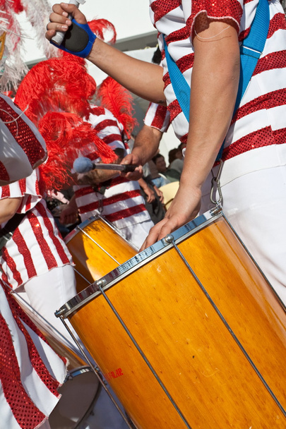 Gros plan d'un batteur membre de la section Bateria du carnaval brésilien
 - Photo, image