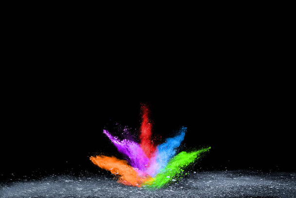 esplosione di polvere colorata astratta su uno sfondo nero. polvere astratta sfondo splattato, Movimento congelare di polvere di colore esplodendo / gettando polvere di colore, texture glitter multicolore. - Foto, immagini