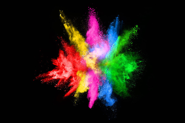 黒の背景に抽象的な色の塵爆発。抽象的な粉体メッキ背景、色の粉の爆発/投げ色の粉の凍結運動、多色の輝きのテクスチャ. - 写真・画像