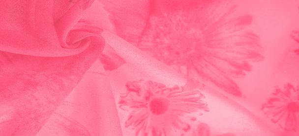 Υφή φόντου, κόκκινο μεταξωτό ύφασμα με ζωγραφισμένα λουλούδια λιβαδιού, ύφασμα, που συνήθως παράγεται με ύφανση ή πλέξιμο υφαντικών ινών - Φωτογραφία, εικόνα