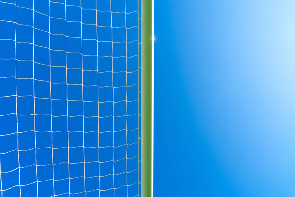 Futebol futebol golo e rede com céu azul e nuvens brancas fundo. Vista de ângulo baixo - Foto, Imagem