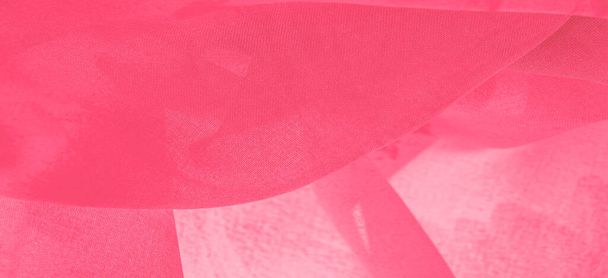 Texture de fond, tissu de soie rouge avec des fleurs de prairie peintes, tissu, généralement produit par tissage ou tricotage de fibres textiles - Photo, image