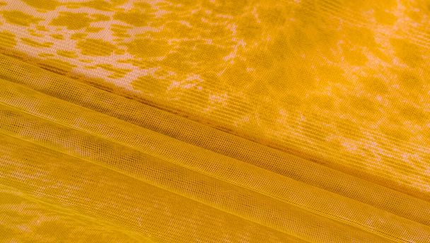 A textúra, a háttér, a minta, a fehér sárga selyem szövet textil. Jellemzői annyiban különböznek a szőtt anyagtól, hogy rugalmasabb és könnyebben tervezhető. - Fotó, kép