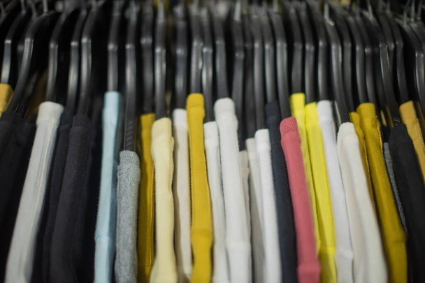 Detailní záběr sortimentu triček na stojanu - Fotografie, Obrázek
