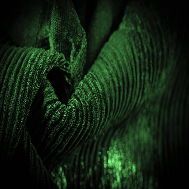 Textura, pozadí, vzor, Krep tmavě zelená, je tkanina z hedvábí, vlny nebo syntetických vláken s výrazně čirý, scvrklý vzhled. Krep je také historicky nazýván crpe nebo crisp. - Fotografie, Obrázek
