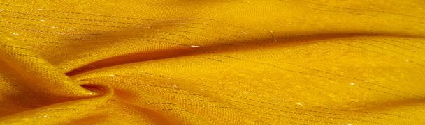 Текстура, фон, узор, желтая золотая ткань с вставкой блесток, желтая полоса золотых криптоновых полос, дизайнерская ткань - Фото, изображение