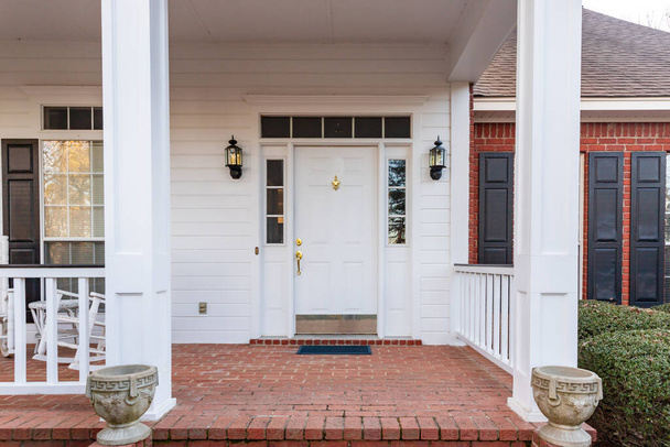 Πόρτα και βεράντα οικιστικού σπιτιού - Φωτογραφία, εικόνα