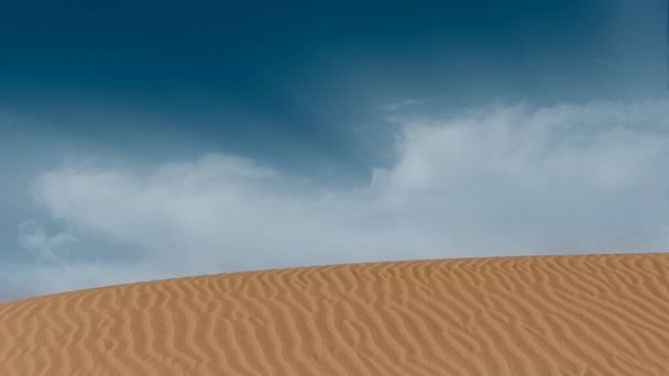 Los hermosos patrones y curvas de las dunas de arena del sur de California, EE.UU., dunas de Algodones. en un día de cielo azul. - Foto, imagen