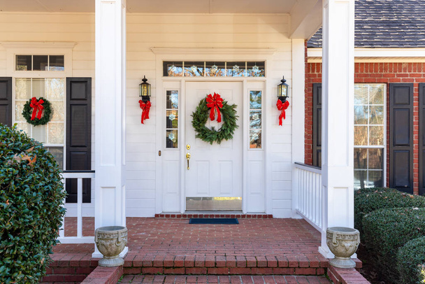 Residencial casa puerta principal decorada para Navidad - Foto, imagen
