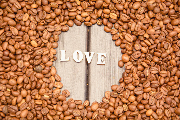 Granos de café sobre un hermoso fondo de cerca - Foto, Imagen