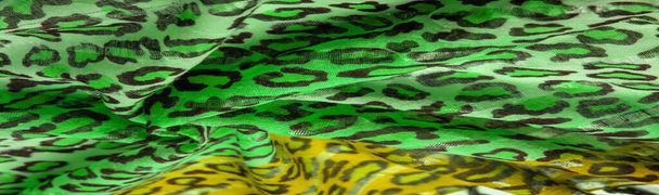 Texture, fond, motif, tissu de soie jaune vert avec imprimé léopard. La soie légère imprimée léopard est parfaite pour votre conception, semble élégante et pas vulgaire! - Photo, image