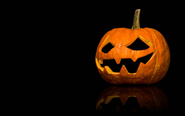 Хэллоуин тыквенный фонарь на черном изолированном фоне - Фото, изображение