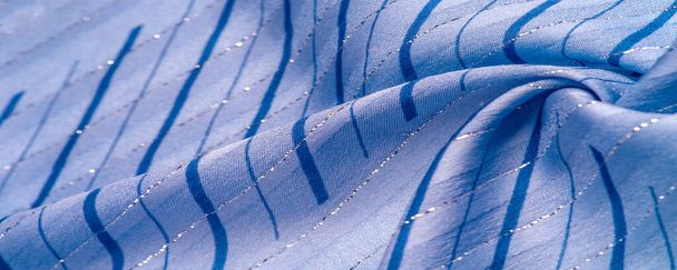 Текстурный дизайн фона, голубая ткань с лазурными и белыми полосами из люрекса, идеально подходит для свежего и удобного стиля.  - Фото, изображение