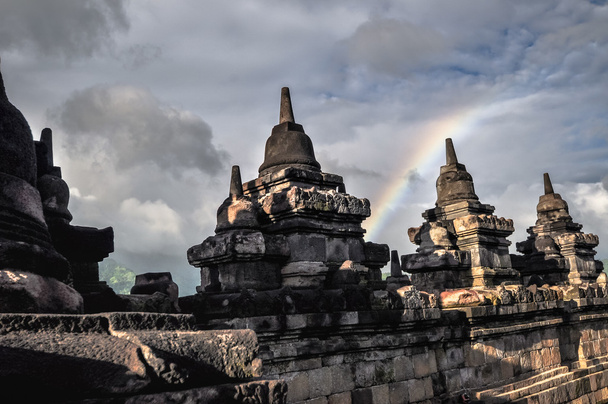 Wolken und Regenbogen-Buddhistentempel Borobudur-Komplex in Yogjakart - Foto, Bild