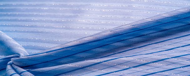 Textura de diseño de fondo, tejido azul con rayas azules y blancas de lurex, perfecto para un estilo fresco y cómodo.  - Foto, imagen