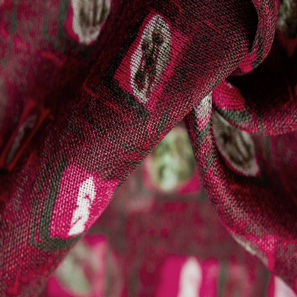 Tekstura, tło, wzór, czerwony jedwab tkaniny, delikatny tkactwo, sprawdź druk szalik, projekt, openwork tkania - Zdjęcie, obraz