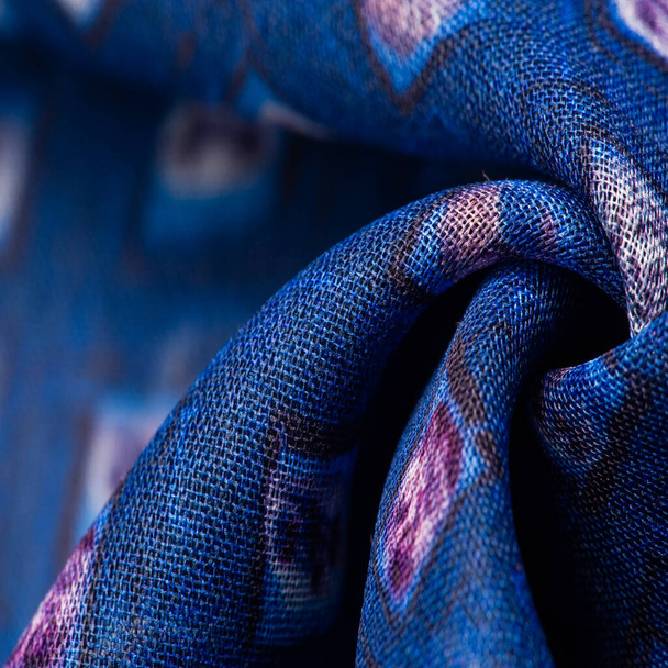 Texture, fond, motif, tissu de soie bleu, tissage délicat, impression d'un jouet pour enfants dans une cage, dessin, tissage ajouré - Photo, image