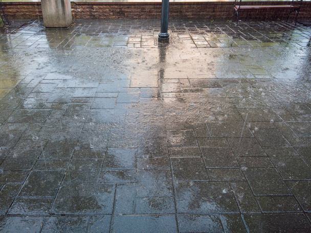 Ciężki deszcz na chodniku - Zdjęcie, obraz