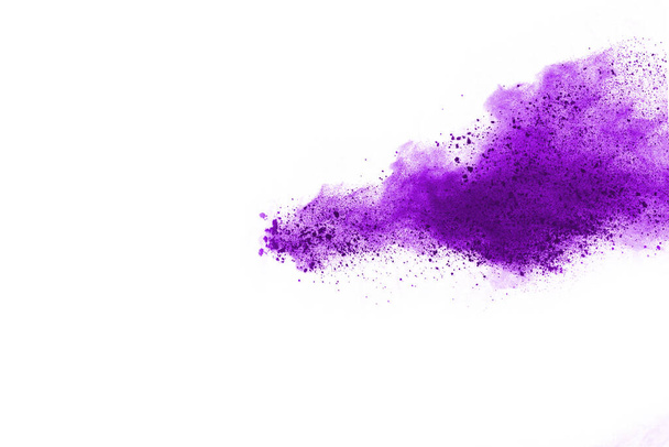Взрыв порошка. Крупный план взрыва пурпурной пыли, изолированного на белом. Абстрактный фон. - Фото, изображение