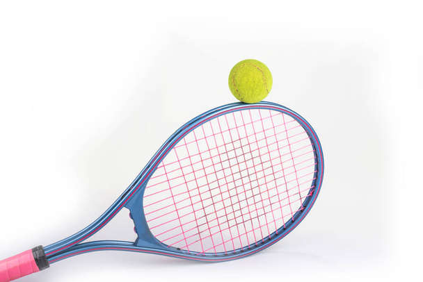 Alter Tennisschläger und Ball auf weißem Hintergrund - Foto, Bild