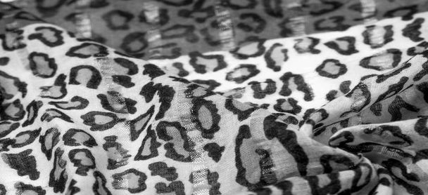 Textura, fundo, padrão, tecido de seda preto e branco com impressão de leopardo. A seda leve da impressão do leopardo é perfeita para seu projeto, olha elegante e não vulgar! - Foto, Imagem