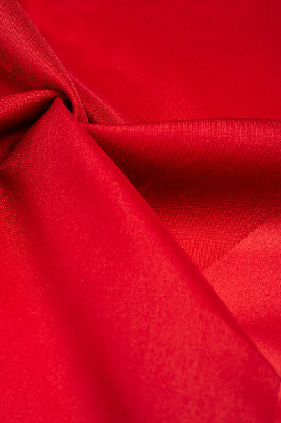 Textura, fundo, padrão, tecido de seda vermelho, isto é tecelagem de cetim de seda. Diferencia-se em densidade, lisura e lustro do lado dianteiro, maciez, é bem drapeado. Design de uso, projetos - Foto, Imagem