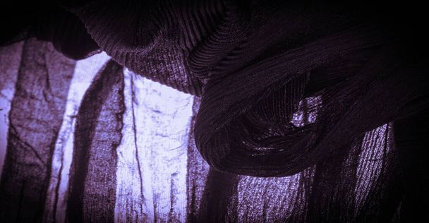 Текстура, фон, узор, креп глубокий синий, представляет собой ткань из шелка, шерсти или синтетических волокон с отчетливо ясным, кривоватым внешним видом. Креп также исторически называется крип или хрустящий. - Фото, изображение