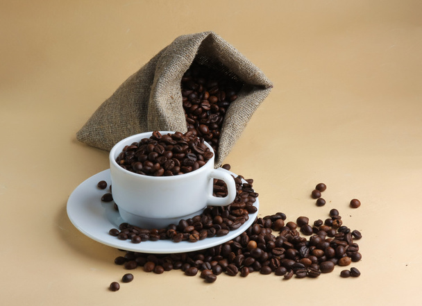 Copo e saco com grãos de café
 - Foto, Imagem