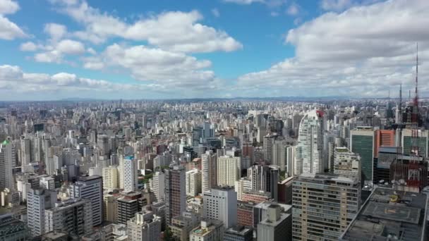 Letecká krajina městského životního prostředí. Pohled na město. Památník města, Srdce Sao Paula. Letecký pohled na Sao Paulo, Brazílie jako New York. Krásné mrakodrapy. Obchodní město. Slunečný panorama den ve městě - Záběry, video