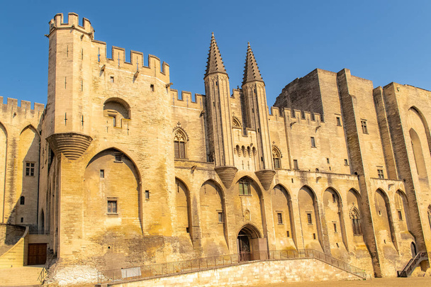 Avignon, der Papstpalast, wunderschönes Monument in Südfrankreich - Foto, Bild