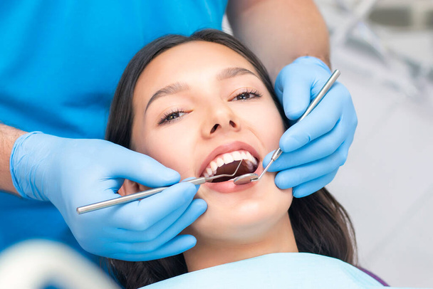 dentist examines the patients teeth at the dentist. - Foto, Imagem