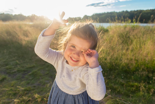 das kleine Mädchen in der Natur, glücklich - Foto, Bild