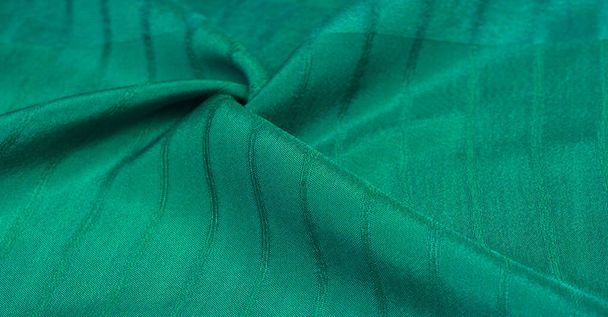 Tekstura, tło, wzór, prosty zielony materiał z liniami. Linie utworzone przez ekstrakcję nici, - Zdjęcie, obraz