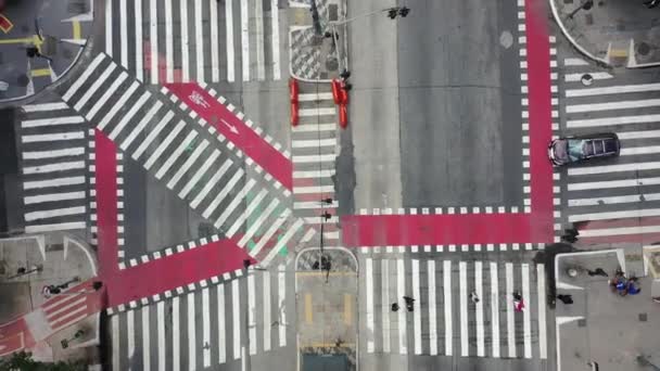 Vista de arriba hacia abajo del cruce de famosas avenidas en Brasil. Avenida Paulista y Avenida Consolacao. Escena de la Avenida de Transporte. Vista aérea del tráfico y la gente en Crosswalk. Paisaje aéreo de Sao Paulo, Brasil. - Metraje, vídeo