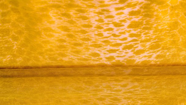 La textura, el fondo, el patrón, la tela de seda blanca amarilla es textil. Sus propiedades difieren del material tejido en que es más flexible y fácil de diseñar. - Foto, imagen