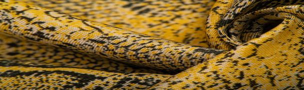 Textuur, achtergrond, patroon, stof met een patroon van gele slangenhuid, Afrikaanse stof, design foto - safari in het land van Afrika - Foto, afbeelding
