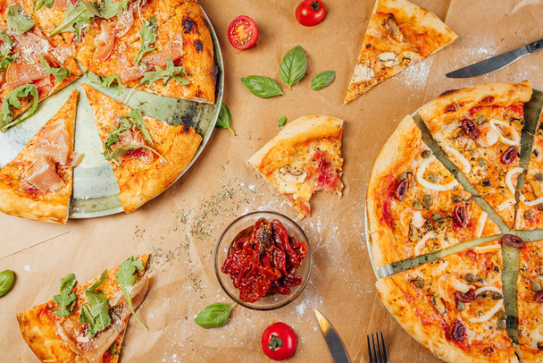 Flatlay. Pizza Restaurant Menu, e ingredientes de cocina tomates albahaca sobre fondo marrón, comida italiana - Foto, Imagen