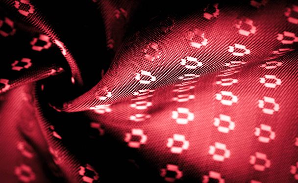 Textura de fondo, color rojo rubí de la tela es delgada, fuerte, suave, fibra brillante obtenida por gusanos de seda en la fabricación de capullos y ensamblados para la fabricación de hilos y telas
. - Foto, Imagen